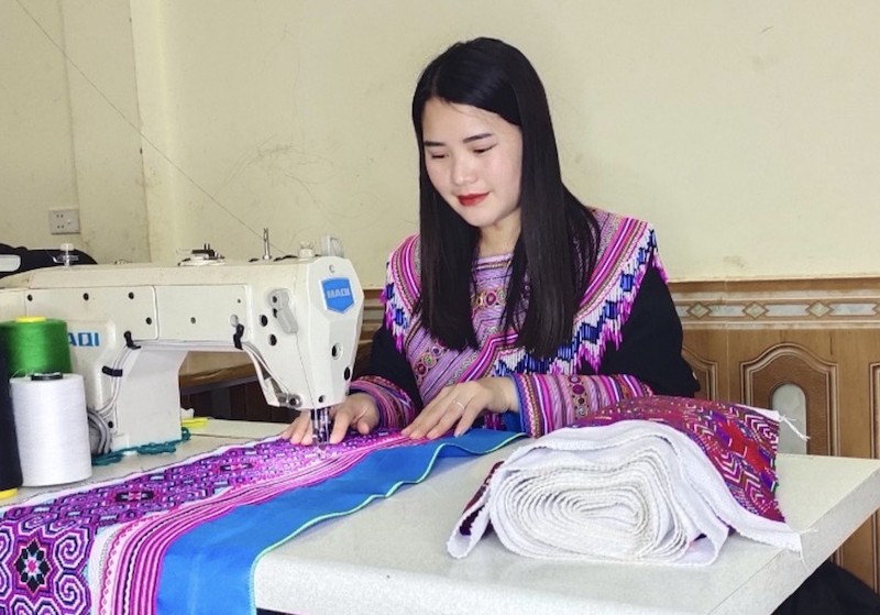 Introducing Traditional Hmong Costumes to International Friends