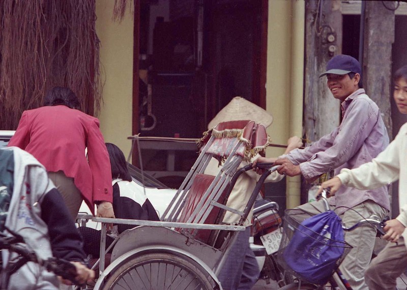 Japanese Photographer Captures The Golden Age of Xich Lo in Hanoi