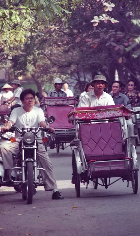 Japanese Photographer Captures The Golden Age of Xich Lo in Hanoi