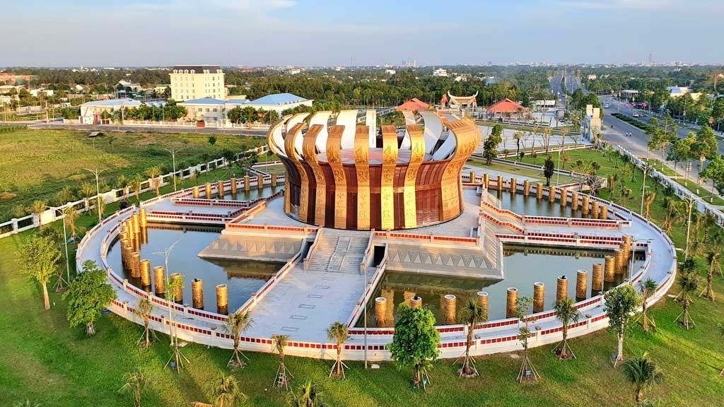 must visit holiday destination hung king temple in can tho city