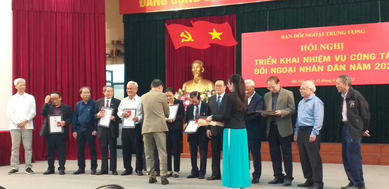 Head of the Central Committee's Foreign Affairs Committee Le Hoai Trung awarded the Medal for the cause of people's foreign affairs to 17 individuals