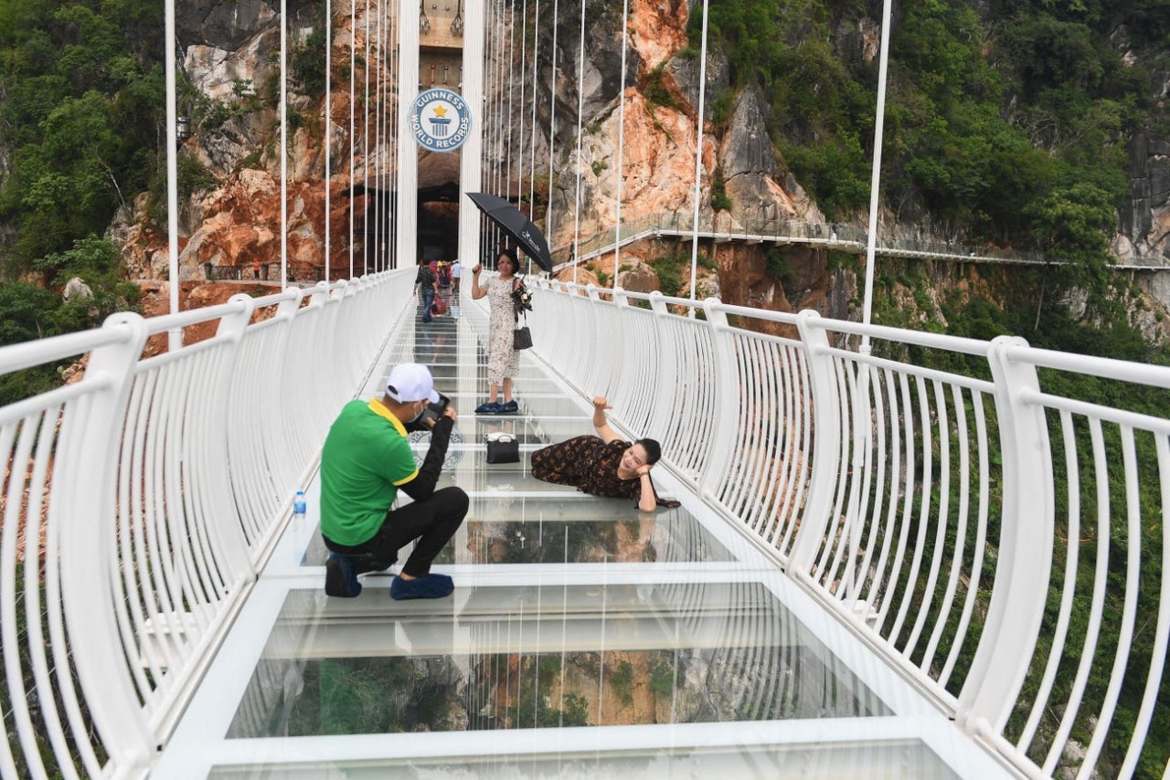 International Press Impressed with World's Longest Glass-bottomed Bridge in Vietnam