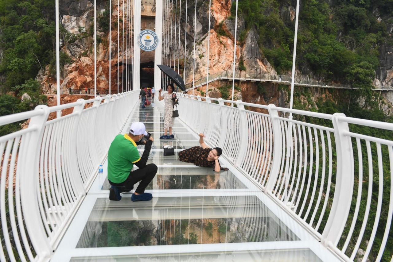 international press impressed with worlds longest glass bottomed bridge in vietnam