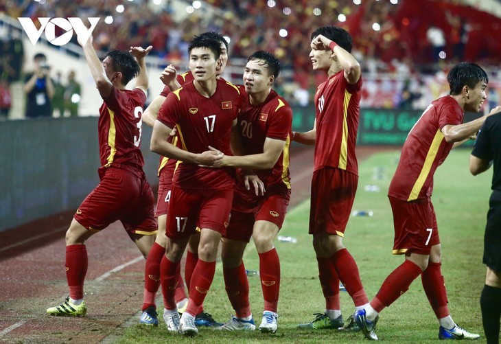 Player Nham Manh Dung (No 17 jersey) and his teammates celebrate the goal 