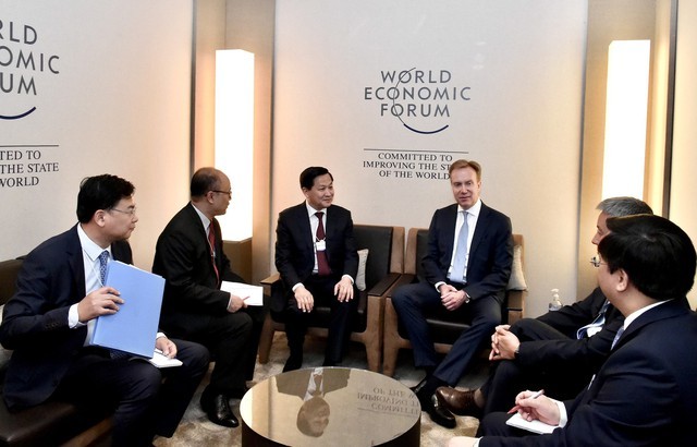 Deputy PM Le Minh Khai meets COP26 President, WEF leader