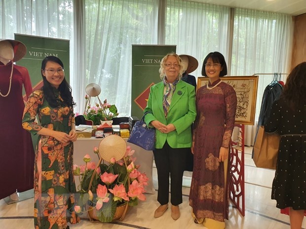 General Director of the United Nations Office in Geneva, Ms. Tatiana Valovaya, visited the Vietnamese pavilion at the Asian Autumn Festival. Photo: VNA broadcast