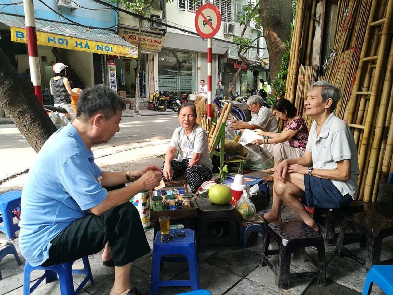 PhotoStreet side tea and good company. Photo: Asia Images/Shutterstock