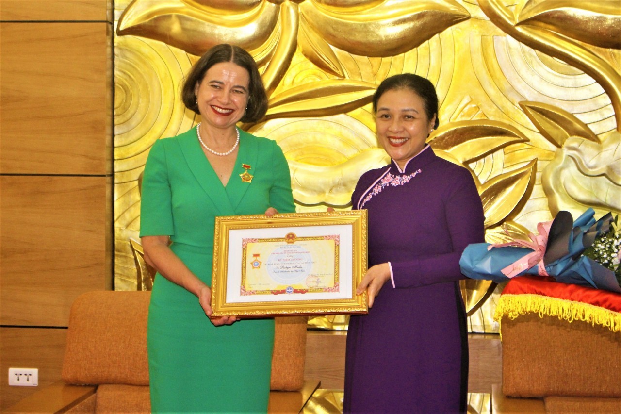 VUFO President Ambassador Nguyen Phuong Nga (R) presents the “For peace and friendship among nations” insignia to outgoing Australian Ambassador to Vietnam Robyn Mudie. (Photo: VNA)