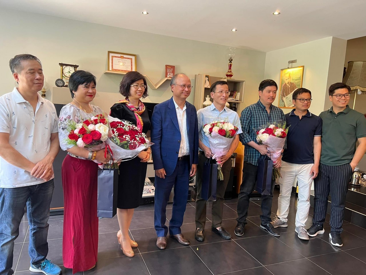 Vietnamese Ambassador to France Dinh Toan Thang and Ambassador - Head of the Permanent Delegation of Vietnam to UNESCO Le Thi Hong Van (3rd and 4th from left) congratulate the Vietnamese resident reporters in France. Photo: Embassy of Vietnam in France