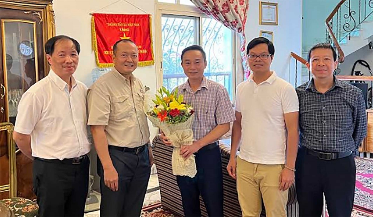 Ambassador Nguyen Huy Dung visited and congratulated the permanent representative office of Vietnam News Agency in Egypt on the 97th anniversary of Vietnam Revolutionary Press Day.