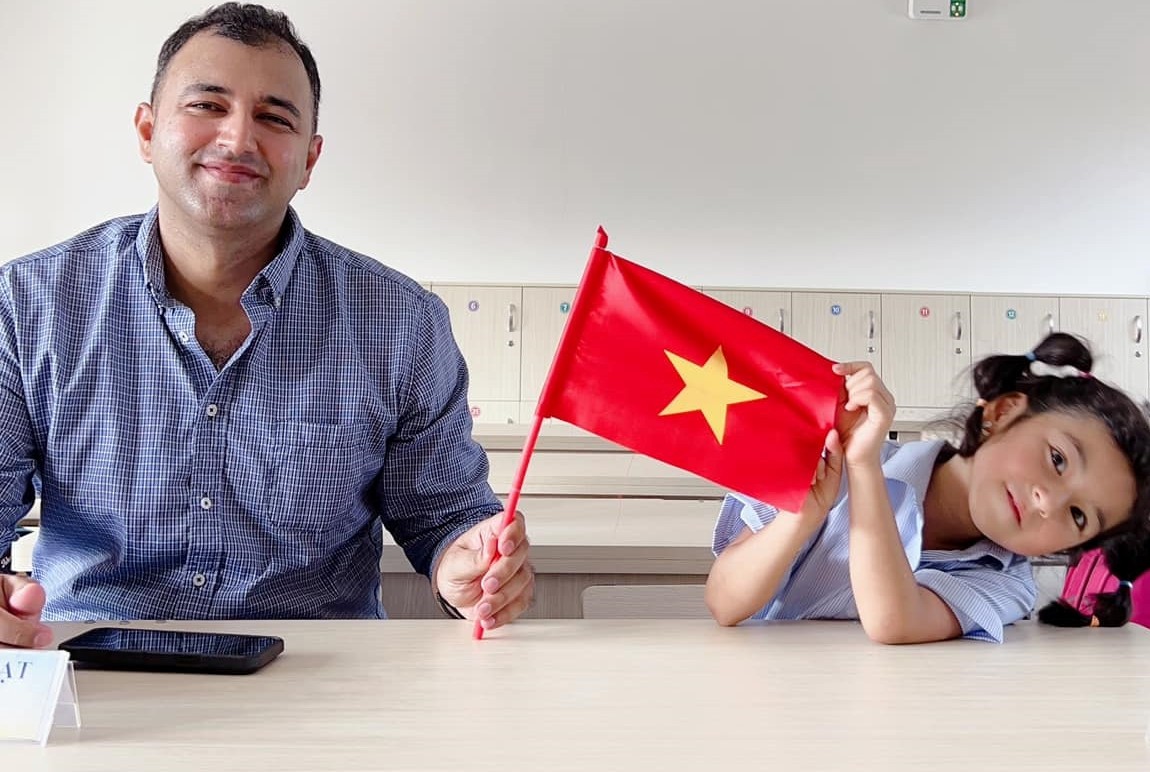 Vietnamese – Pakistani Couple Want Their 6-year-old Daughter to Learn Vietnamese