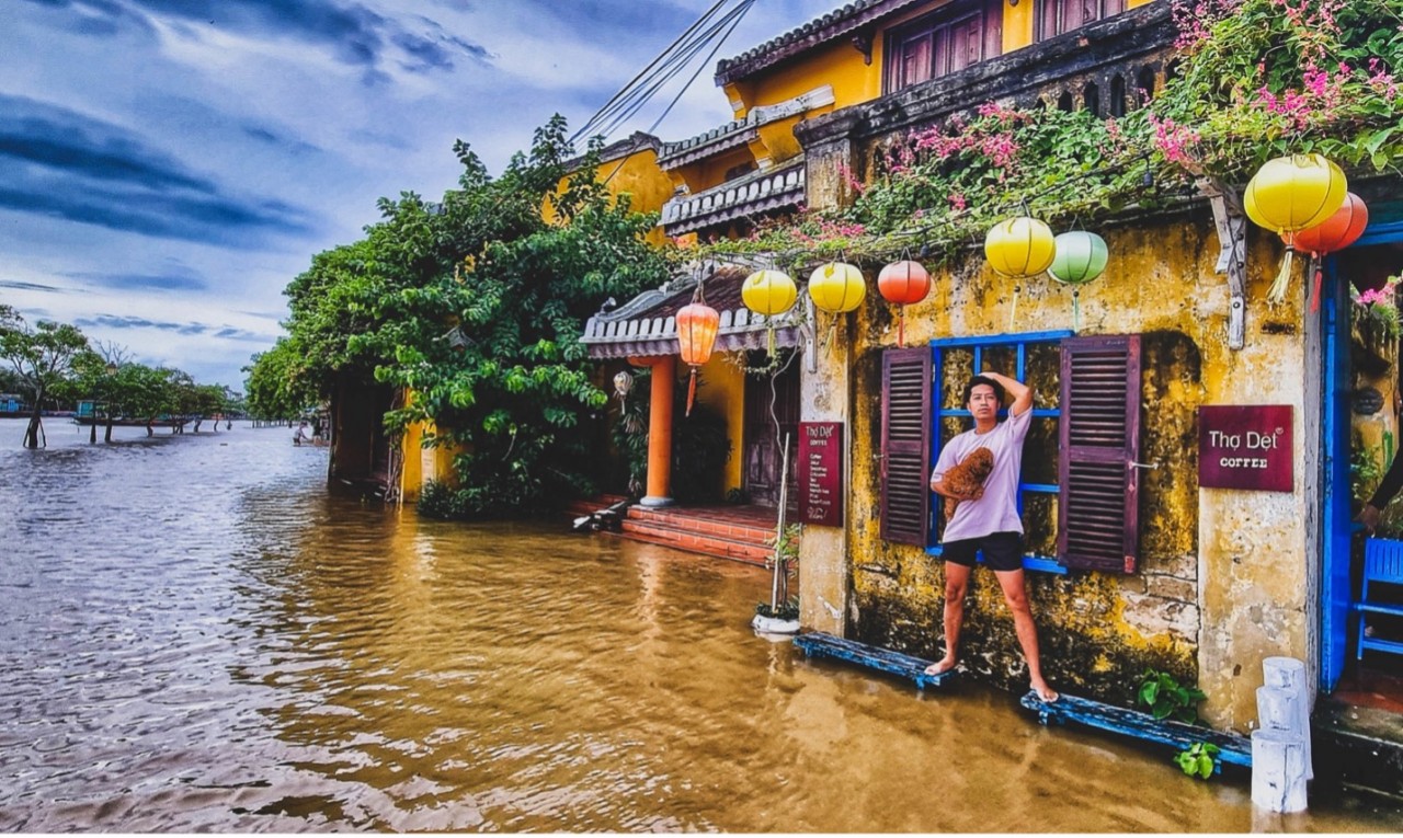 Hoi An Attracts Tourists Even in Flooding Season