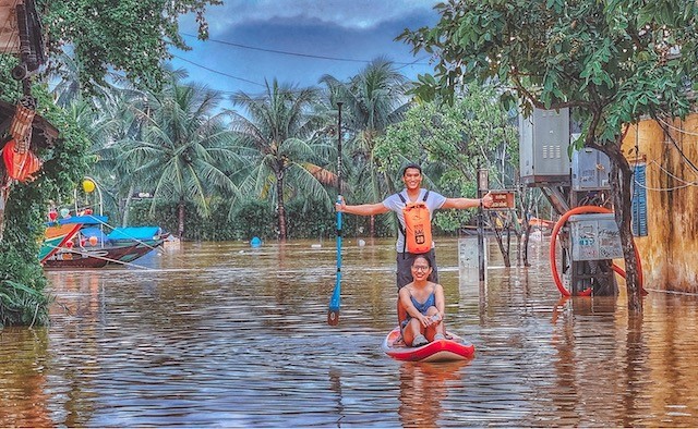 Hoi An Attracts Tourists Even in Flooding Season