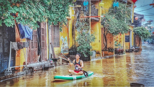 Hoi An Attracts Tourists in Flood Season