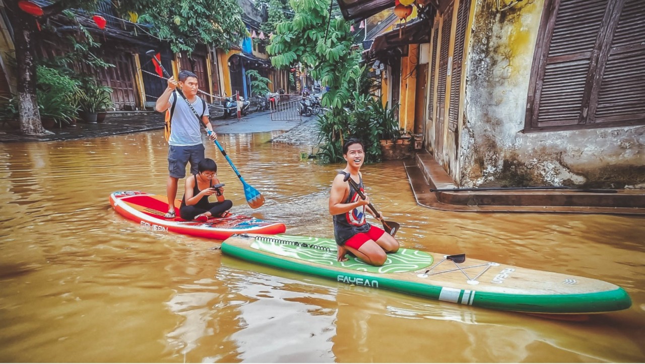 Hoi An Attracts Tourists in Flood Season