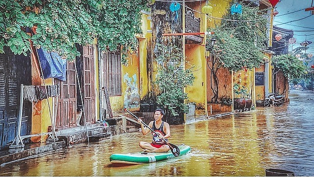 Hoi An Attracts Tourists in Flood Season