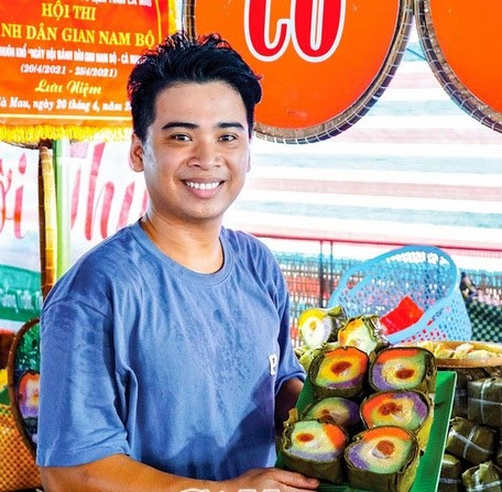 Khmer Entrepreneur Treasures Heritage with Five-color Tet Cake