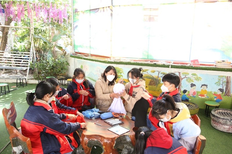 Teacher Banh Ngoc Thuy: Motherly English Lessons at Frontier Land