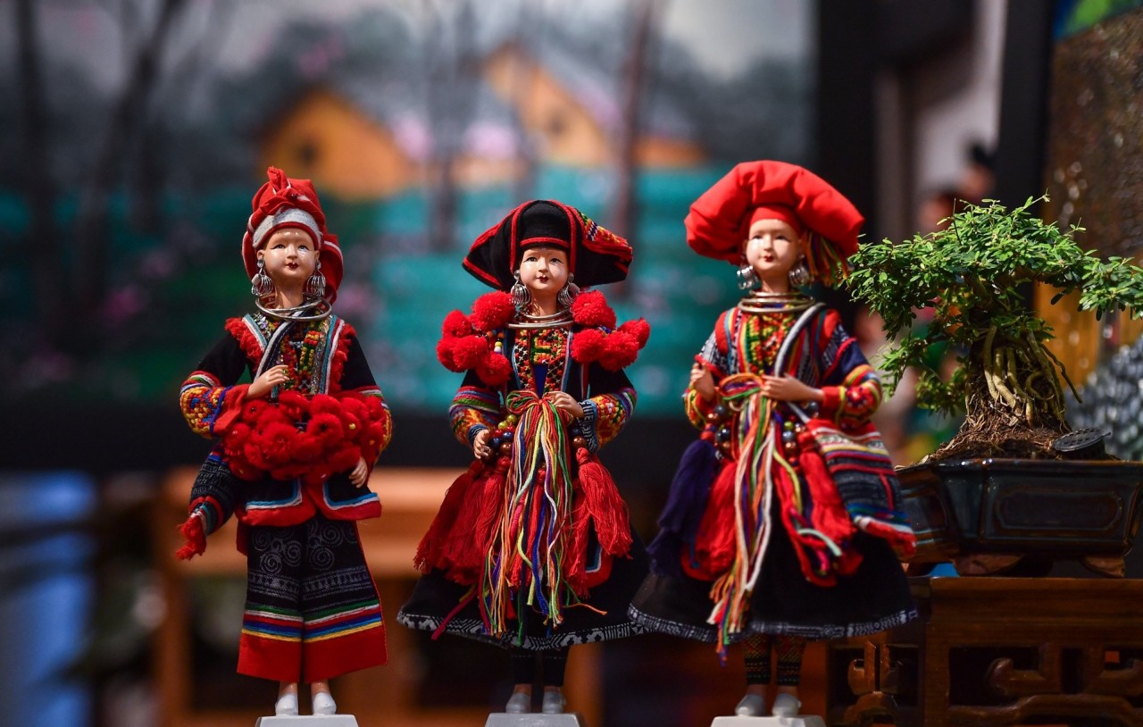 Vietnamese Artist Promotes Traditional Cultures with Multi-Ethnic Doll Collection