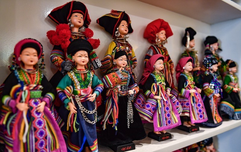 Vietnamese Artist Promotes Traditional Cultures with Multi-Ethnic Doll Collection