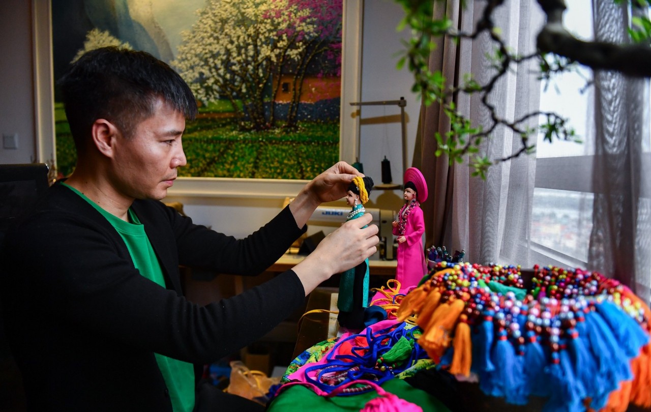 Vietnamese Artist Promotes Traditional Cultures with Multi-Ethnic Doll Collection