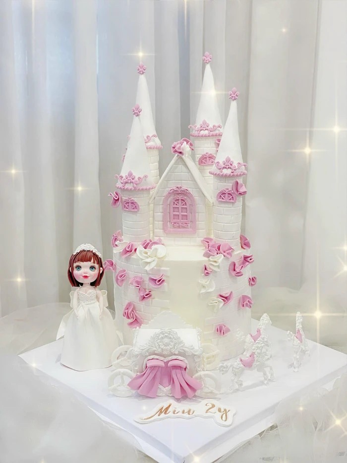 Ngọc Nhung started her own cake brand. Photo: Saostar