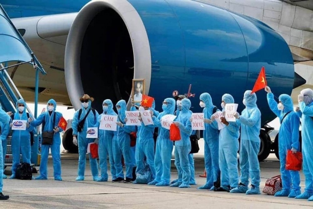 219 citizens from Equatorial Guinea held up a photo of Uncle Ho and thanked the Vietnamese Government as they arrived at the airport.