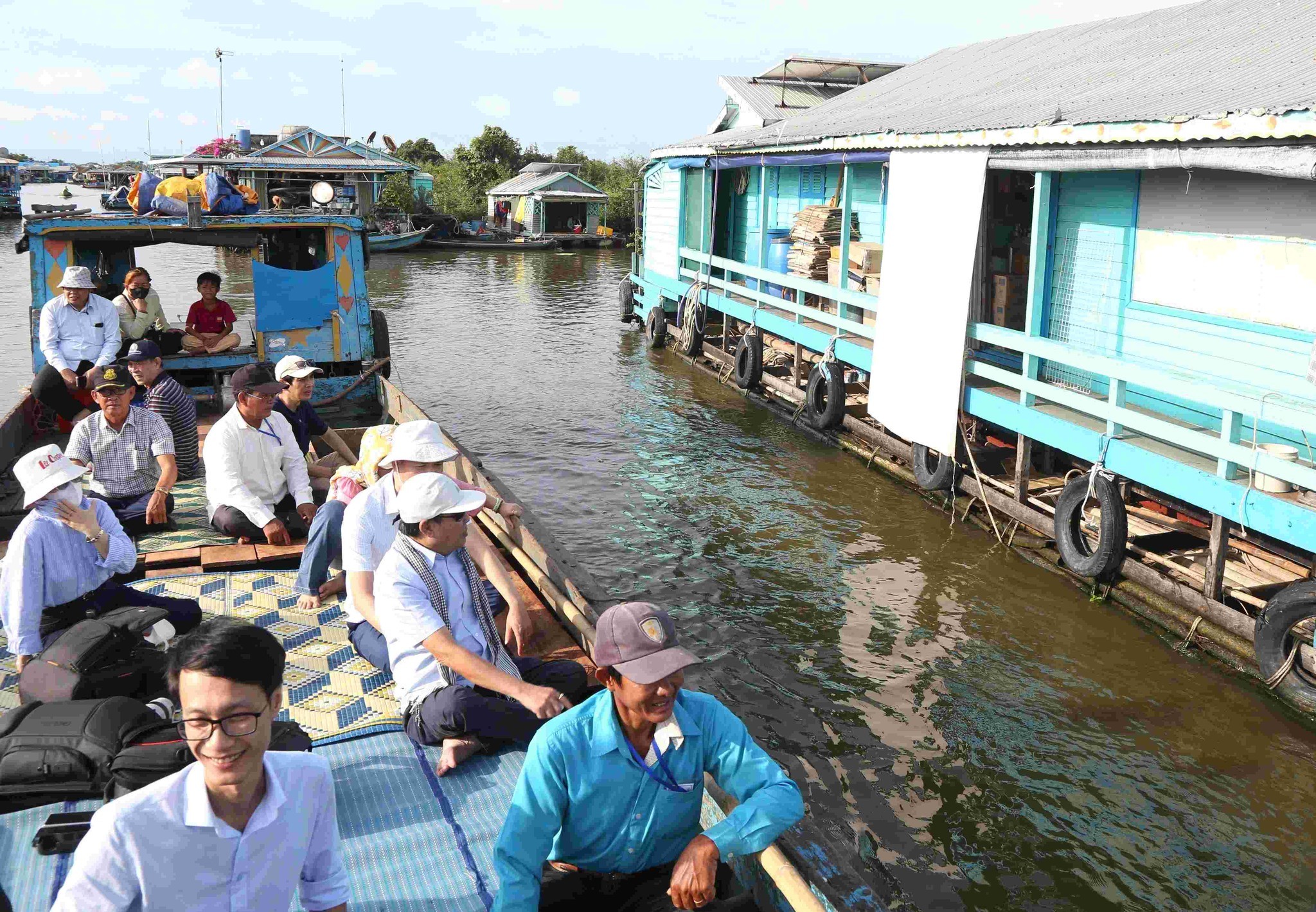 khảo sát một số điểm trường nổi của con em người gốc Việt trên Biển Hồ Tonle Sap thuộc địa bàn tỉnh Pursat (Vương quốc Campuchia).