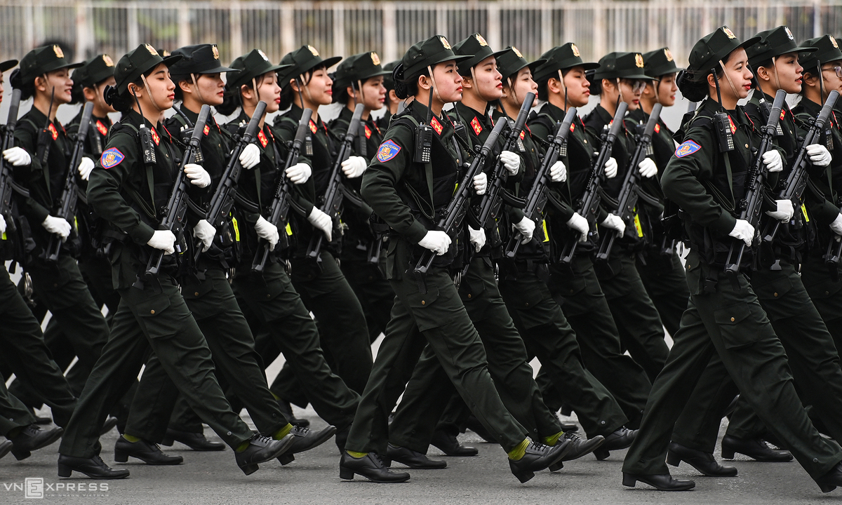 6,000 people parade before 13th National Party Congress