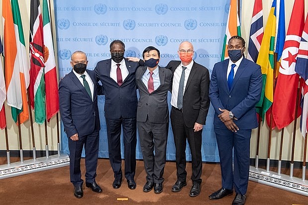 Permanent representative of Vietnam to the United Nations Ambassador Dang Dinh Quy (centre) and representatives of Estonia, Niger, Saint Vincents & the Grenadines and Tunisia at the ceremony mark the end of the term of five non-permanent members of the UNSC for 2020-2021. (Photo: VNA)