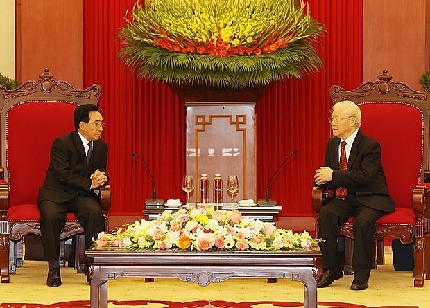 Party General Secretary Nguyen Phu Trong (R) meets with Lao Prime Minister Phankham Viphavanh in Hanoi on January 8 (Photo: VNA)