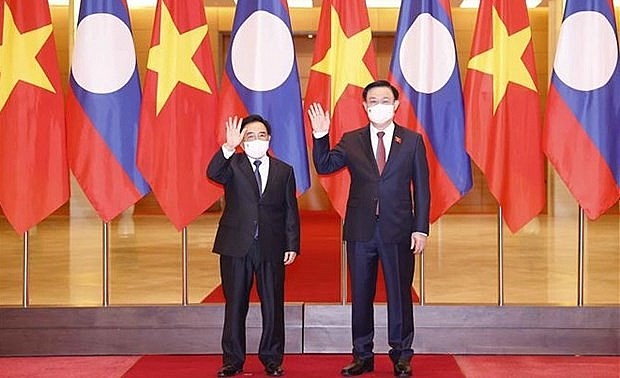 National Assembly Chairman Vuong Dinh Hue (R) and Lao Prime Minister Phankham Viphavanh pose for a photo before their meeting in Hanoi on January 8 (Photo: VNA)