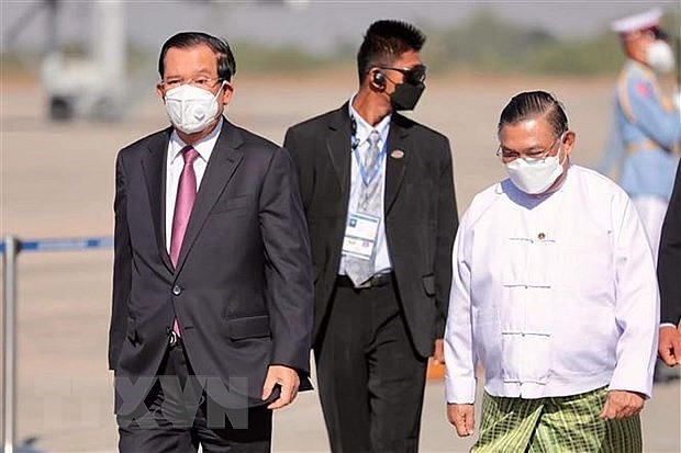 Cambodian Prime Minister Samdech Techo Hun Sen (L) arrives in Myanmar on January 7. (Photo: Xinhua/VNA)