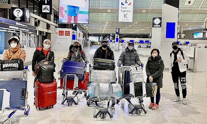 Passengers on a regular commercial flight from Tokyo land at Noi Bai Airport, Hanoi, January 5, 2022. Photo by VnExpress