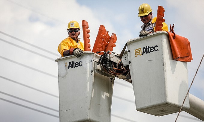 Electrician fix cables in District 7, Ho Chi Minh City in September 2019. Photo by VnExpress