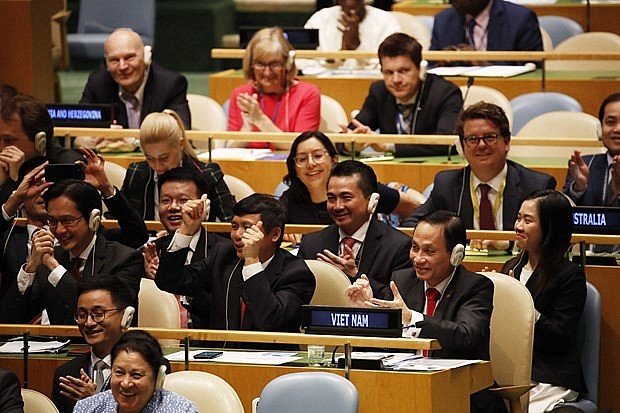 Members of the Vietnamese delegation rejoice over the country's election as a non-permanent member of the UN Security Council for 2020-2021 on June 7 (Photo: VNA)