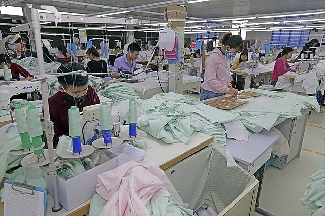 Workers of Hưng Việt Co in Hưng Yên Province make garment products for export. Việt Nam's exports of textile and garments to the US hit $16.1 billion in 2021, up 15 per cent. — VNA/VNS Photo Trần Việt 