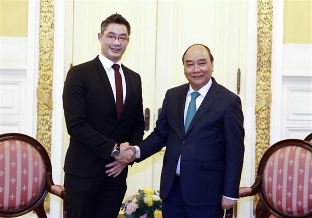 President Nguyen Xuan Phuc (R) and Dr. Philipp Rosler, Honorary Consul of Vietnam in Switzerland, at the meeting in Hanoi on January 22 (Photo: VNA)