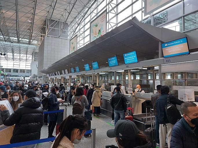 Passengers wait at Frankfurt Airport in Germany for a flight to Hanoi, January 25, 2022. Photo courtesy of Vietnam Airlines