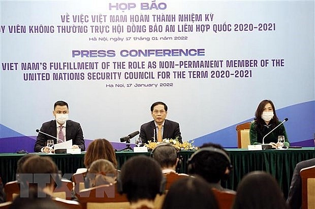 Minister of Foreign Affairs Bui Thanh Son (centre) at the press conference (Photo: VNA)