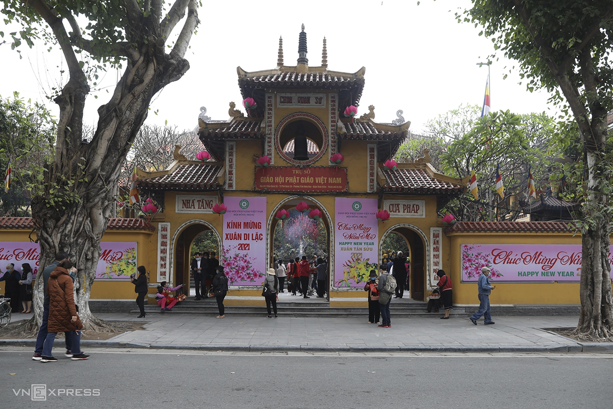 covid 19 safety protocol followed during new year pagoda visits in hanoi