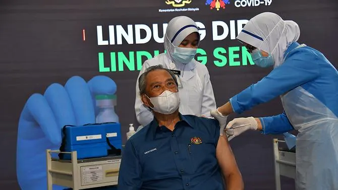 malaysian pm receives first covid 19 jab as mass vaccination begins
