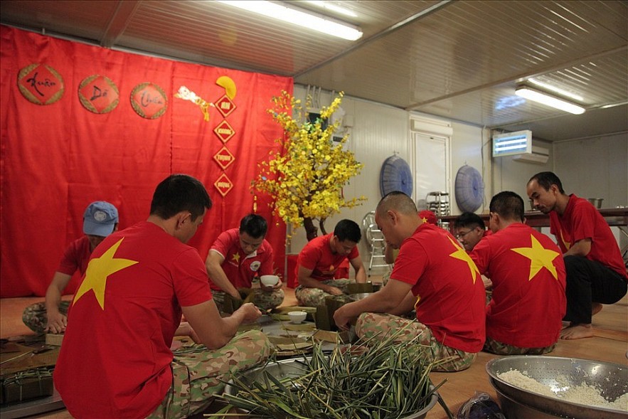 In addition, the officers and employees make use of available materials to cook traditional dishes, hoping for a fuller and warmer Tet.