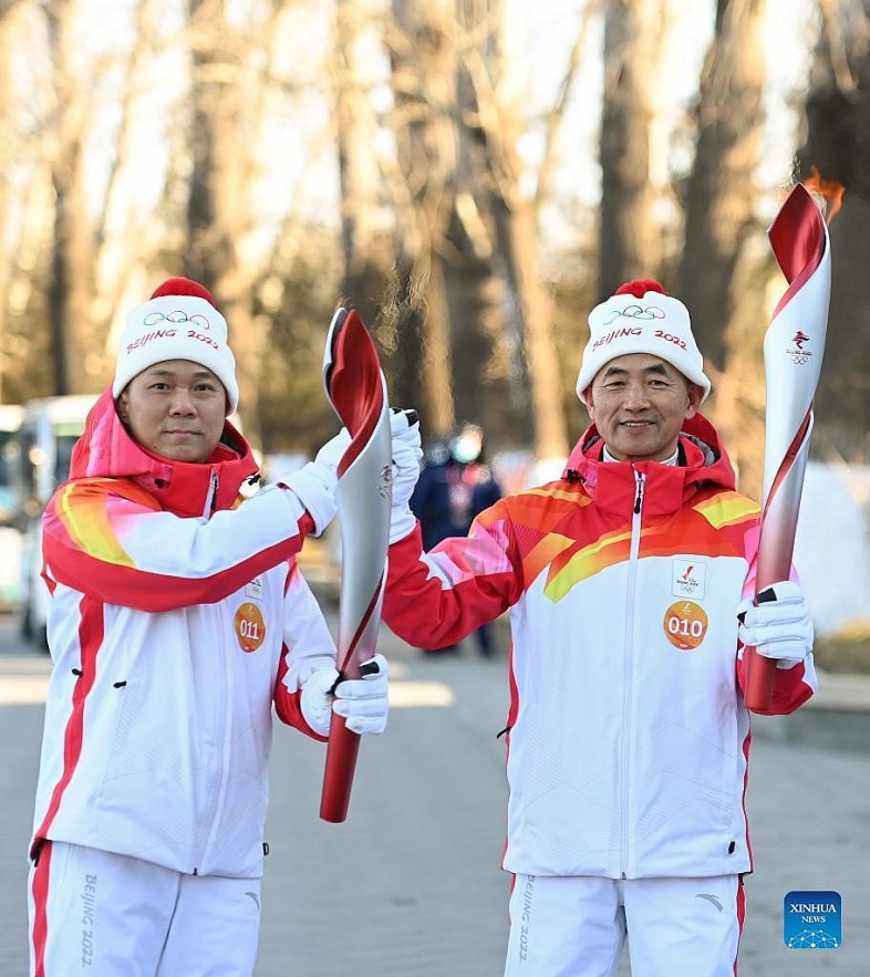 Torch bearers Li Jinsheng (L) and Su Weiqing attend the Beijing 2022 Olympic Torch Relay at the Summer Palace in Beijing, capital of China, Feb. 4, 2022. (Xinhua/Chen Yehua)