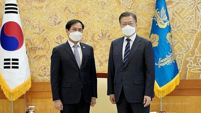 RoK President Moon Jae-in and visiting Vietnamese Minister of Foreign Affairs Bui Thanh Son (L) (Photo: The Blue House)