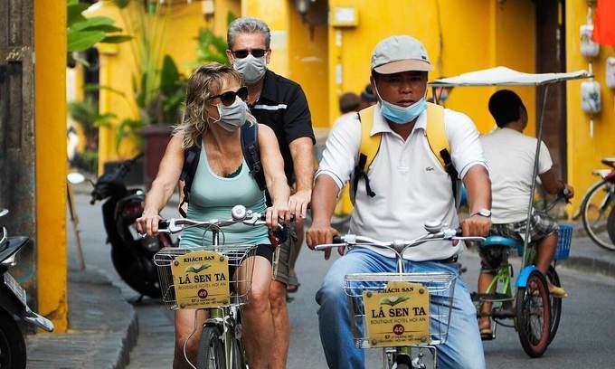 Foreign tourists with a hotel guide in Hoi An, March 18, 2020. Photo by VnExpress