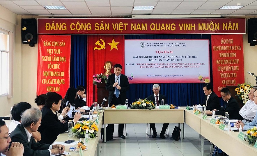 Deputy Foreign Minister and head of the State Committee for Overseas Vietnamese Affairs Pham Quang Hieu speaks at the meeting in Ho Chi Minh City.