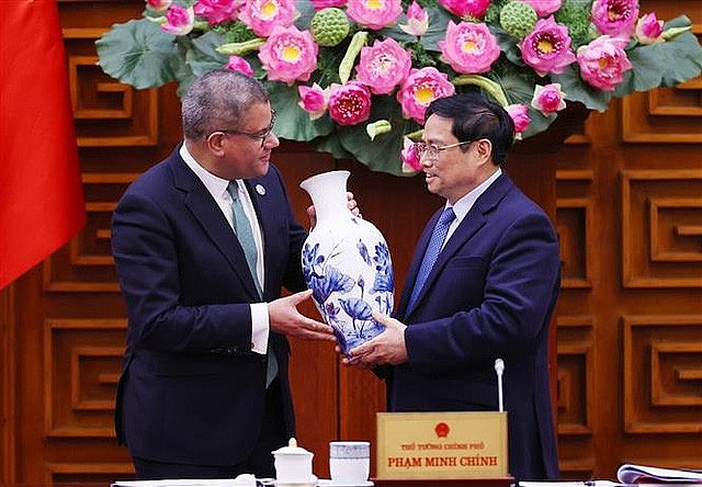 Prime Minister Pham Minh Chinh receives Alok Kumar Sharma, British Cabinet Minister and President for the 26th United Nations Climate Change Conference (COP26), who is on a working visit to Vietnam to promote the implementation of the conference’s outcomes. Photo: VNA