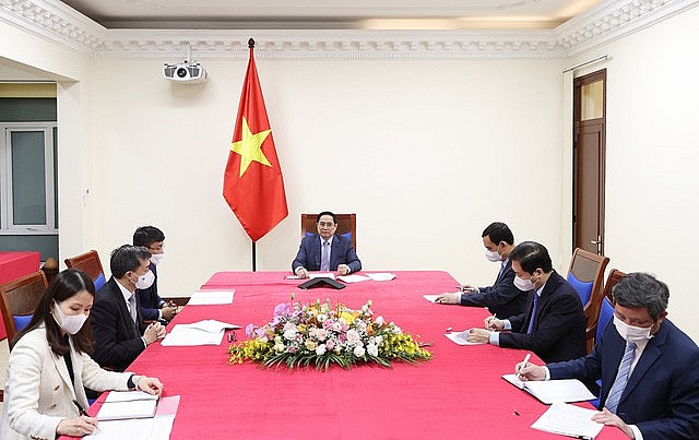 PM Pham Minh Chinh and other officials during the phone talk with Pfizer Chairman and CEO Albert Bourla.