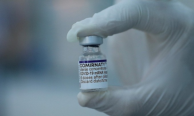 A medical worker holds a vial of the Pfizer vaccine in HCMC, October 27, 2021. Photo by VnExpress